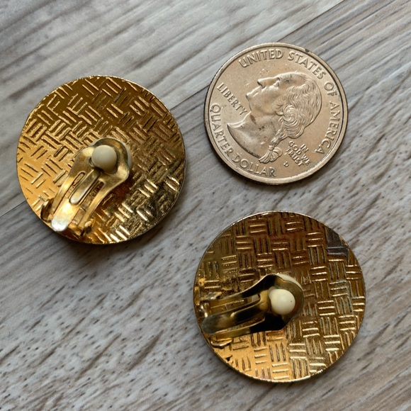 vintage metal & floral ear clips - Picture 8 of 8